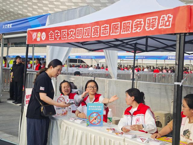 金牛文明实践员护航中超赛事：无烟观赛成风尚 微笑服务暖人心|金牛区|中超联赛|球迷|控烟|环境_新浪体育_新浪新闻
